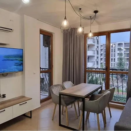 Sleeps 4 With Pools Access - Smart Tvs شقة