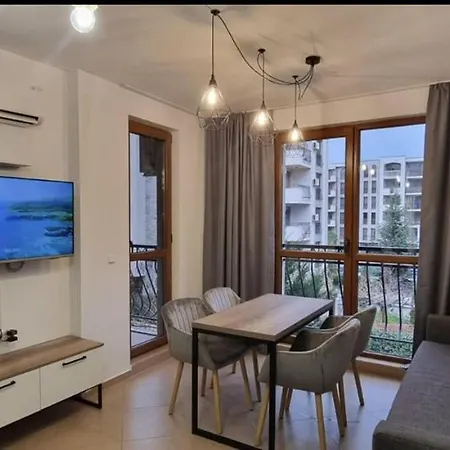 Beautiful Deluxe 2-bed In Sunny Apartment